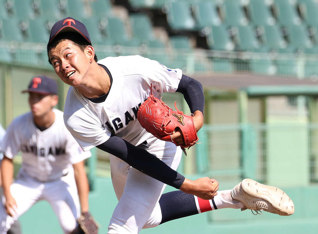明石商対滝川二　明石商戦で力投する滝川二・坂井（撮影・白石智彦）