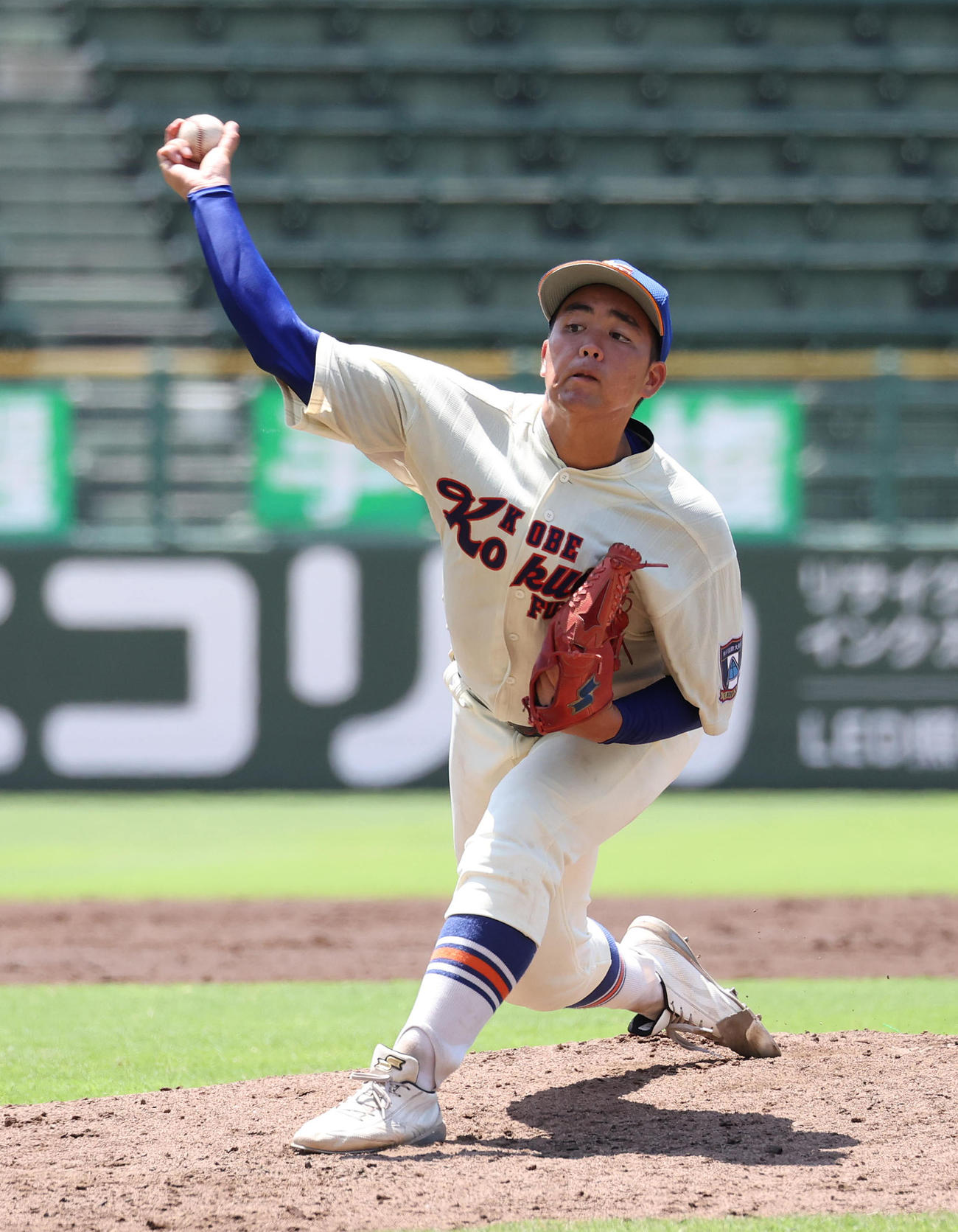 神戸国際大付対社　3回表から神戸国際大付2番手で登板する津嘉山（撮影・白石智彦）