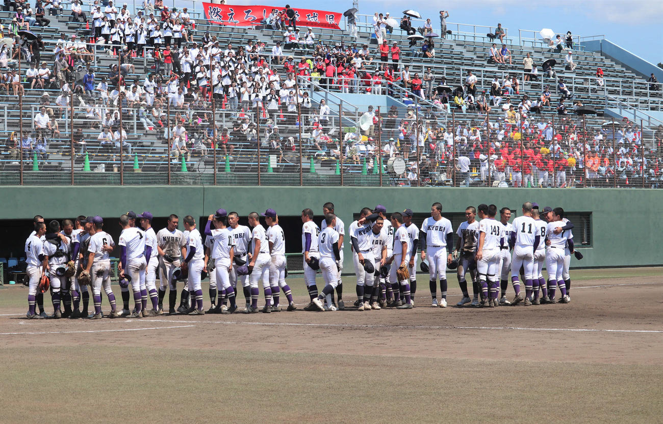 愛知大会　享栄対愛工大名電　試合終了の整列後、両チーム同士が互いの健闘をたたえた（撮影・中島麗）