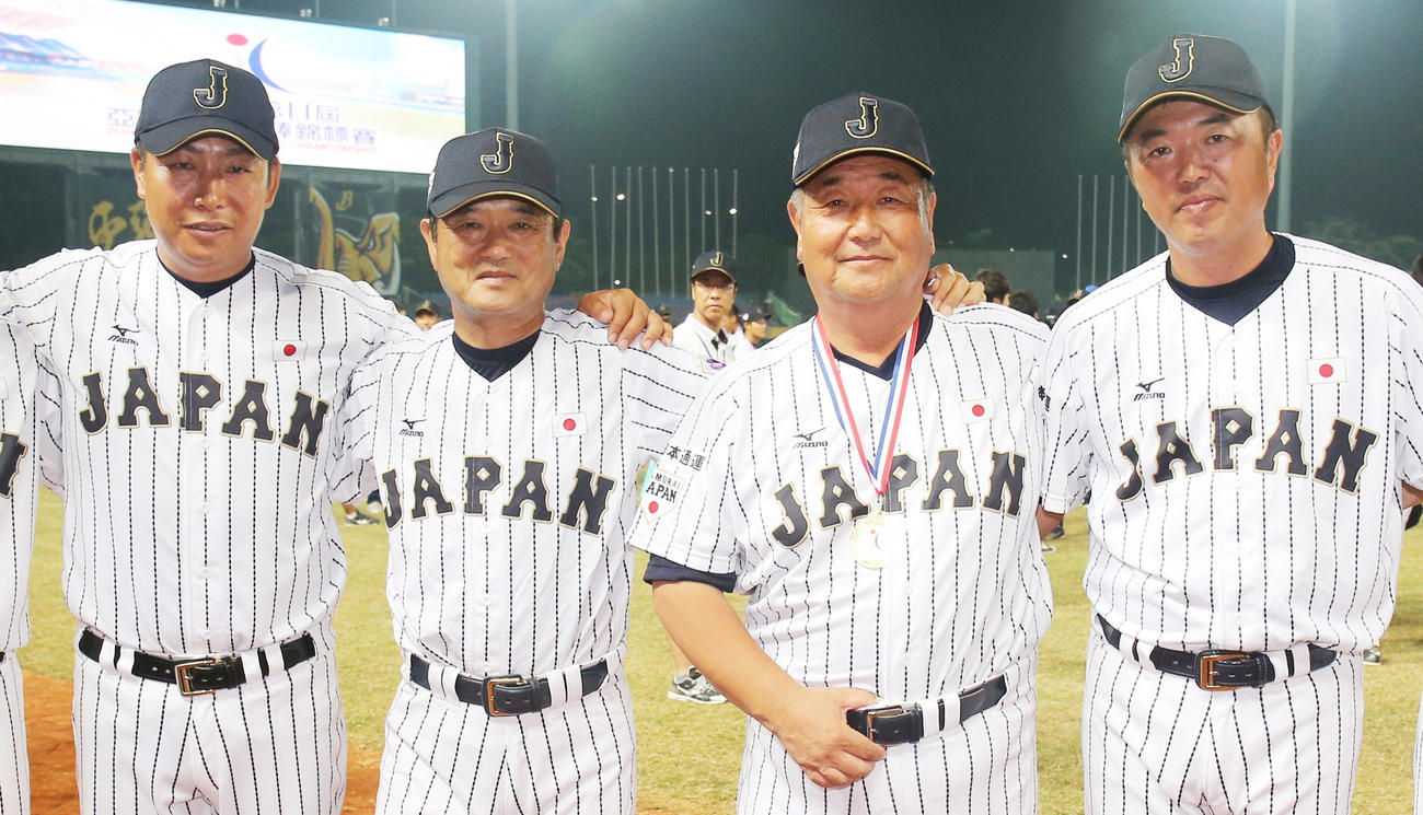 2016年9月、第11回BFA・野球U18アジア選手権　優勝し喜び合う、左からU18日本代表・東哲平コーチ、大藤敏行コーチ、小枝守監督、米沢貴光コーチ