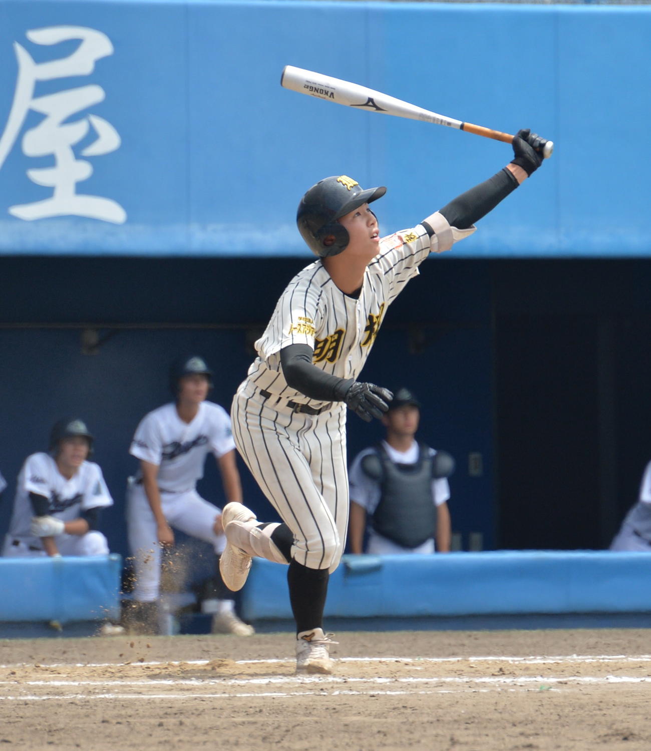 8回、勝ち越し犠飛を放つ明桜・加藤悠