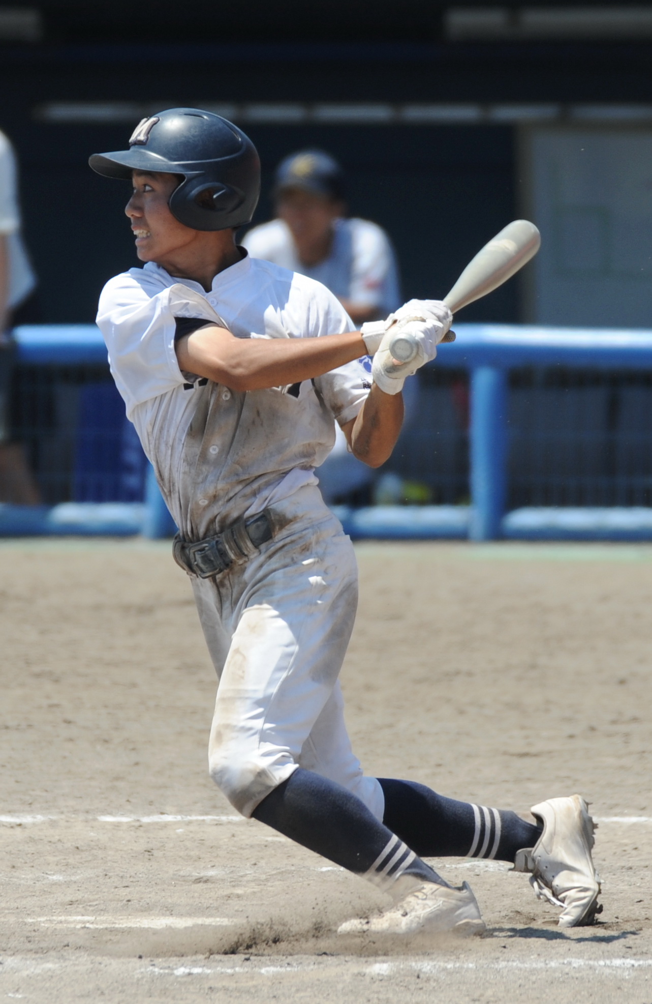 9回1死二、三塁、逆転右前適時打を放つ藤枝明誠・井出尾