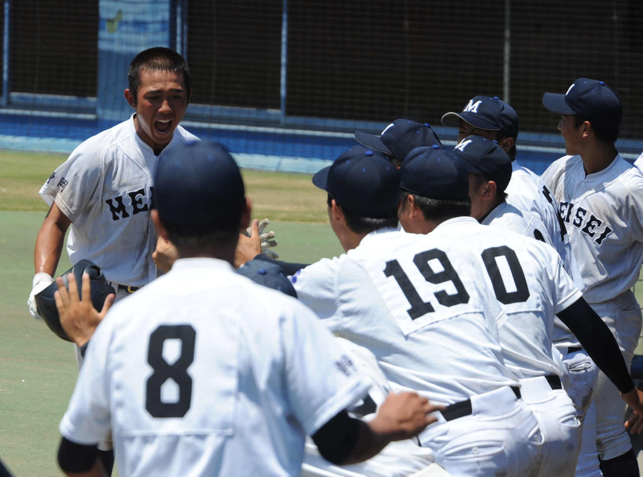 逆転のホームを踏み、仲間に迎えられる藤枝明誠・山田竣（左奥）