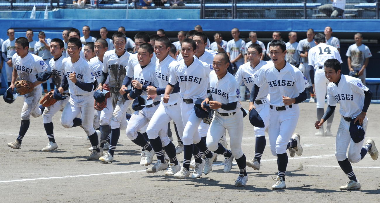 笑顔でスタンドに向かう藤枝明誠ナイン