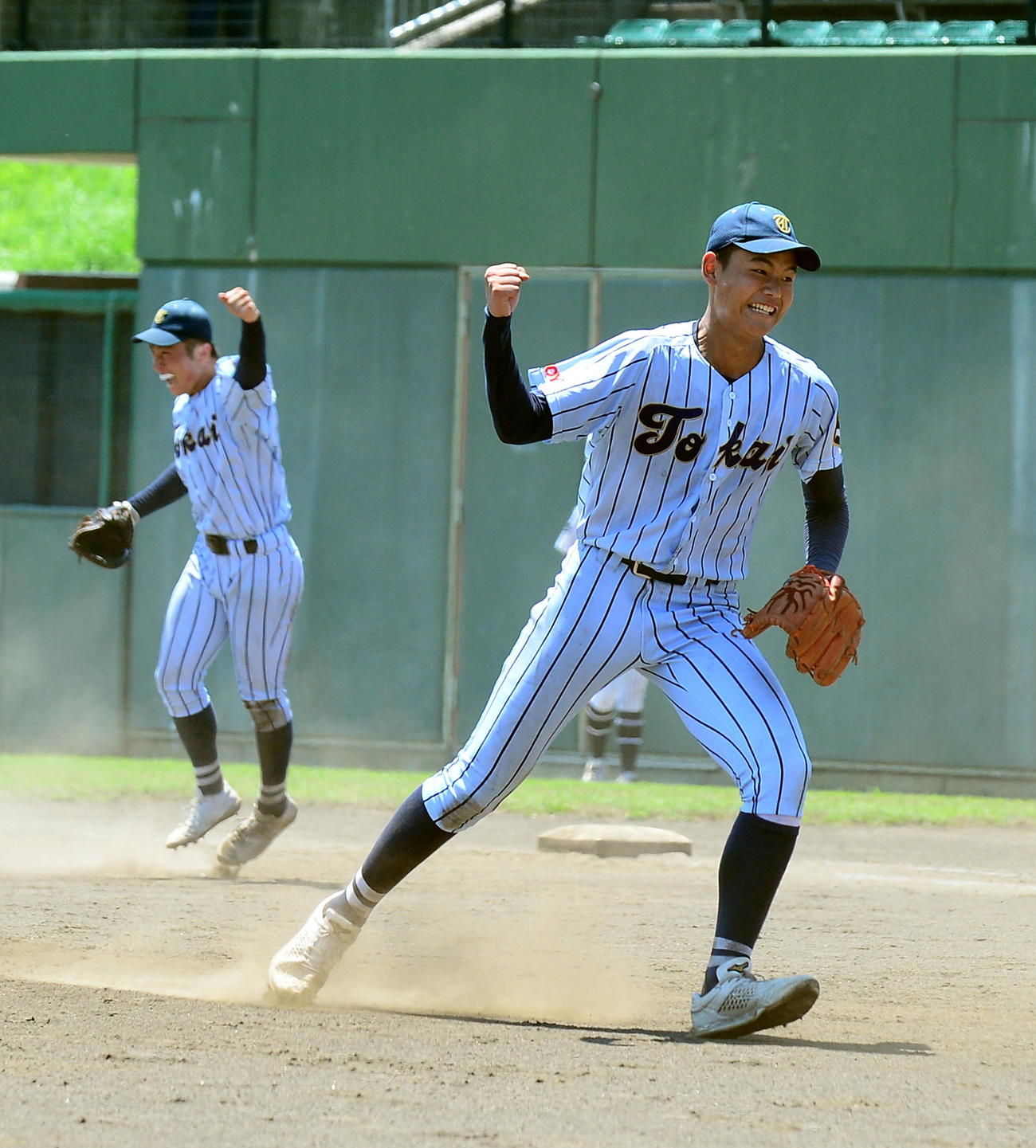 常葉大菊川を破り、ガッツポーズの東海大静岡翔洋・松永（手前）