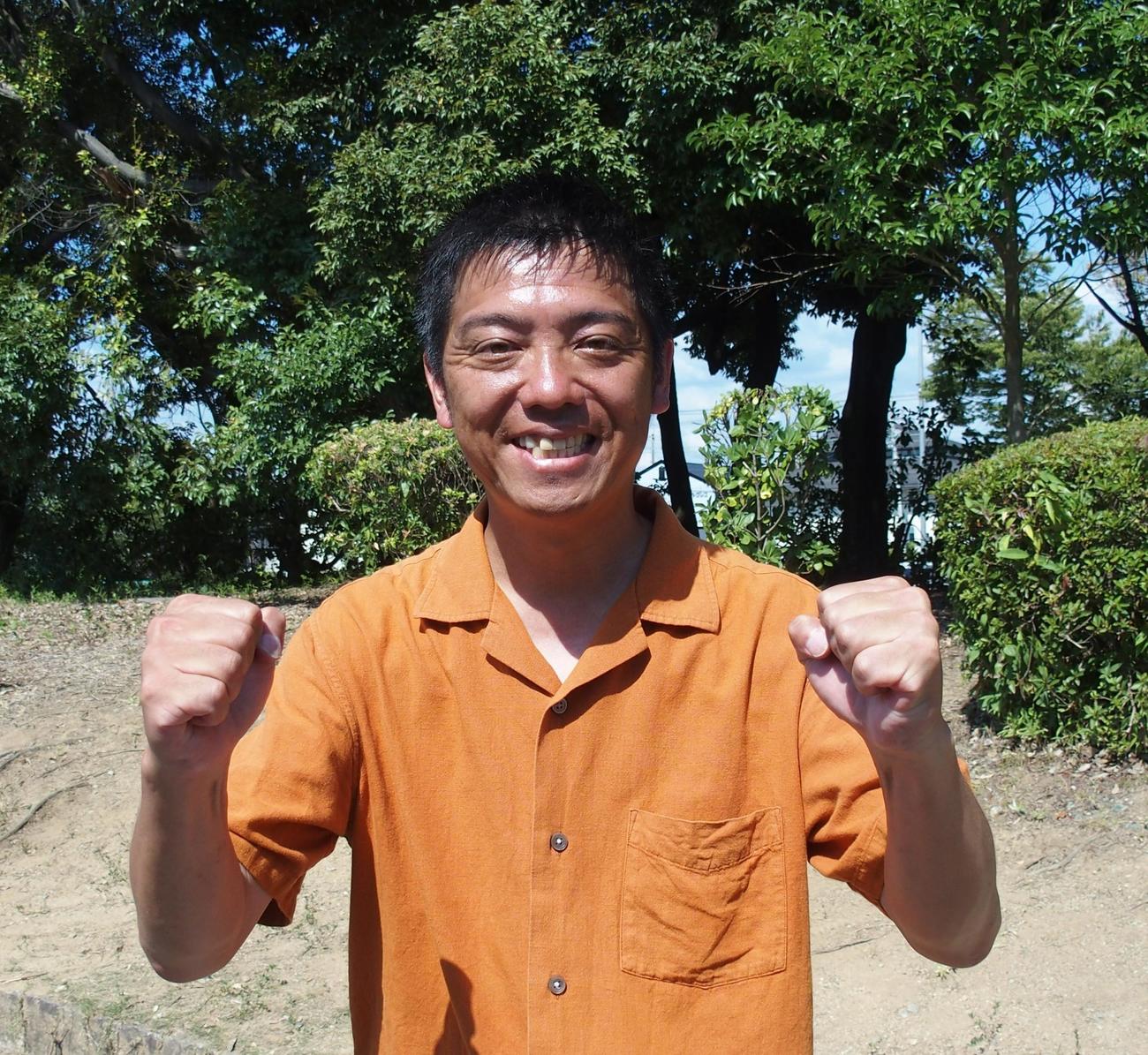奈良大会準々決勝を観戦したかみじょうたけし（撮影・永田淳）