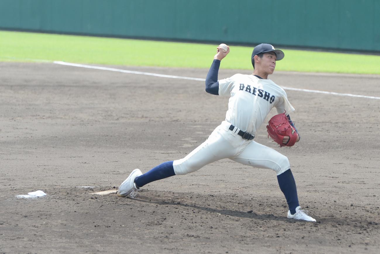 大分商対大分　先発した大分商・児玉（撮影・佐藤究）
