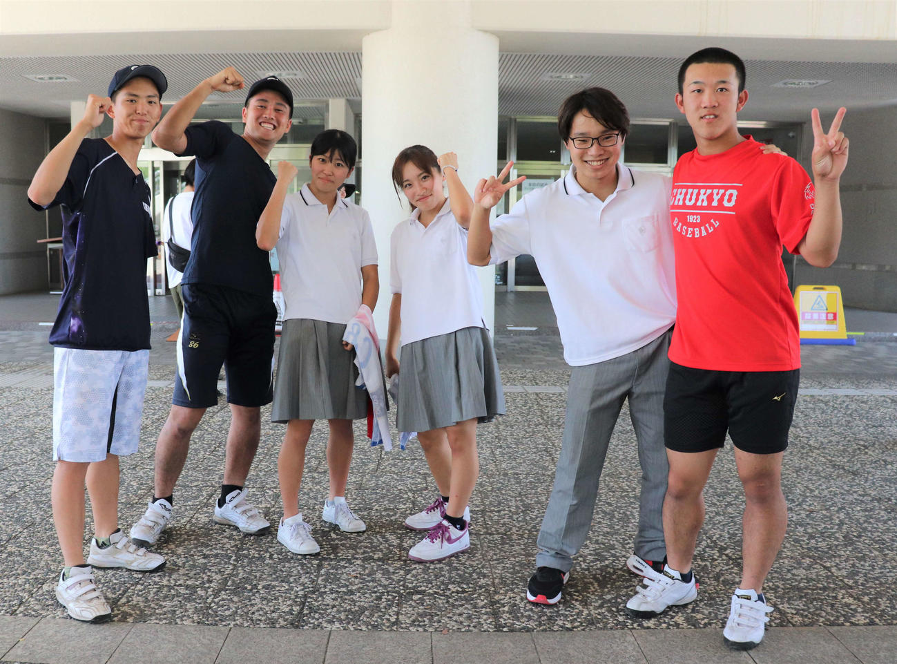 愛知大会　中京大中京対杜若　中京大中京の祝昂輝　投手（左）と大西遼多内野手、佐竹泰河投手（3年）の間に、かけつけた仲のいい同学年の水泳部の選手たちが入って記念撮影（撮影・中島麗）
