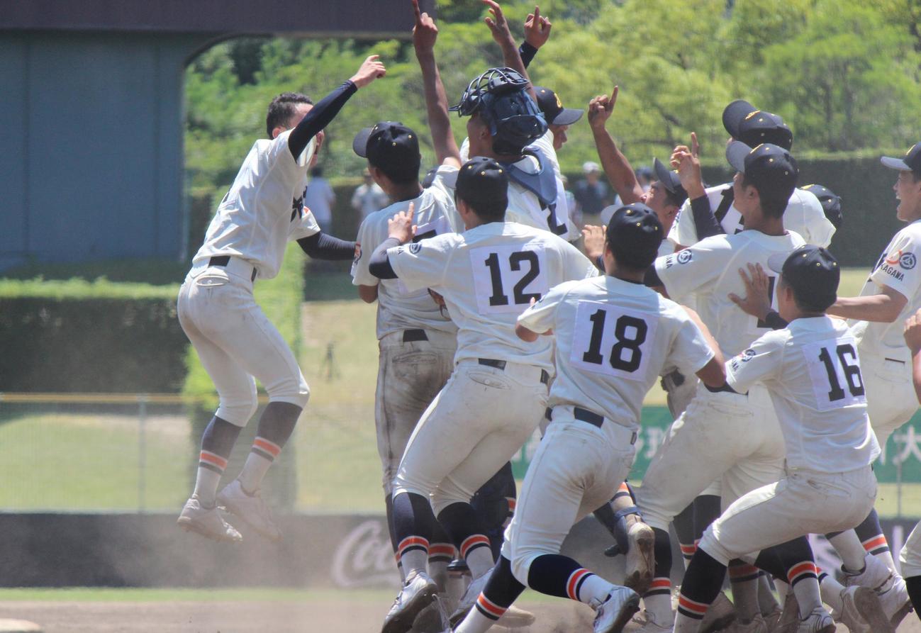 英明対志度　英明対志度　優勝を決め喜ぶ英明（撮影・柏原誠）