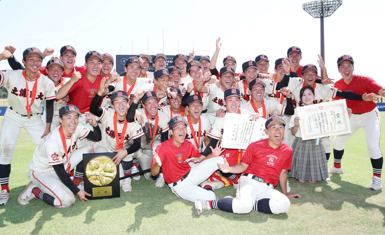 土浦日大対霞ケ浦　優勝して笑顔で記念撮影する土浦日大ナイン（撮影・宮地輝）