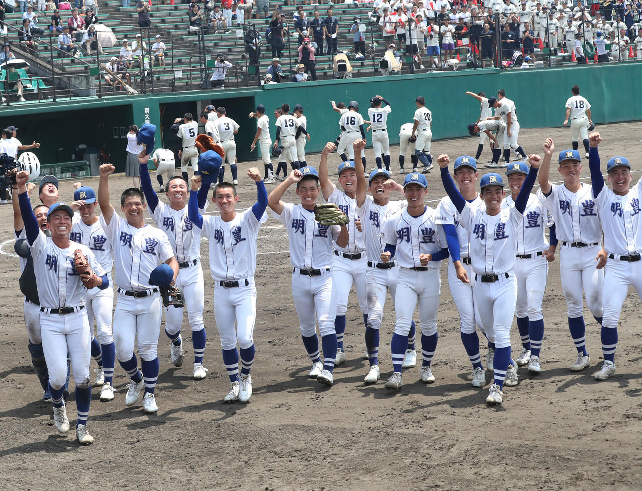 大分商業対明豊　大分商業に勝利しガッツポーズする明豊ナイン（撮影・冨田成美）