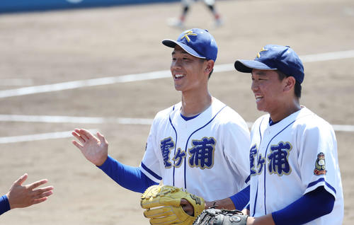 土浦日大対霞ケ浦 1回表を無失点に抑え、笑顔でチームメートとタッチを交わす霞ケ浦先発の木村(左)(撮影・宮地輝)