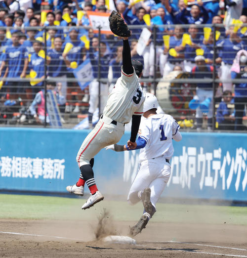 土浦日大対霞ケ浦 転倒する霞ケ浦・木村(右)(撮影・宮地輝)
