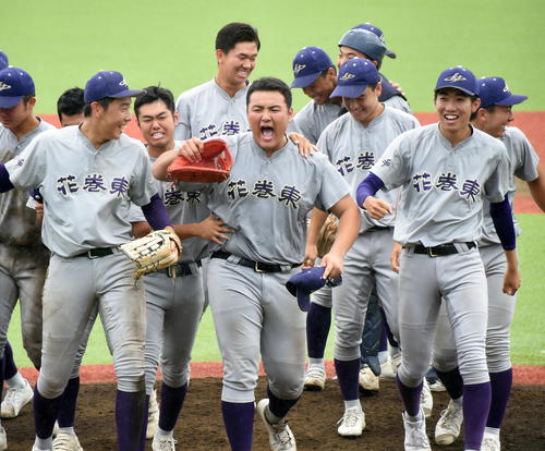 盛岡三対花巻東 4年ぶり11度目の優勝を決めてマウンド上で歓喜する花巻東ナイン(撮影・山田愛斗)