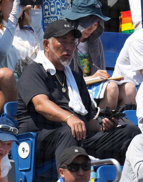 慶応対横浜 試合を見つめる清原和博氏(撮影・横山健太)