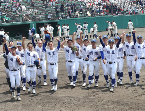 大分商業対明豊 大分商業に勝利しガッツポーズする明豊ナイン(撮影・冨田成美)