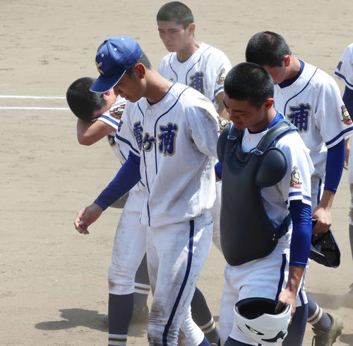 土浦日大対霞ケ浦 優勝を逃し、悔しさを見せる霞ケ浦・木村(左から2人目)ら選手たち(撮影・宮地輝)