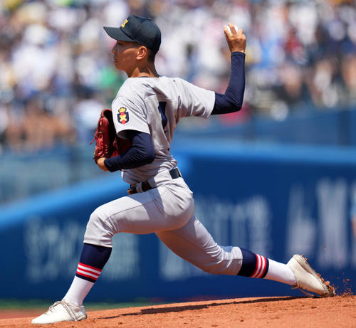 慶応対横浜 力投する慶応先発の小宅(撮影・横山健太)