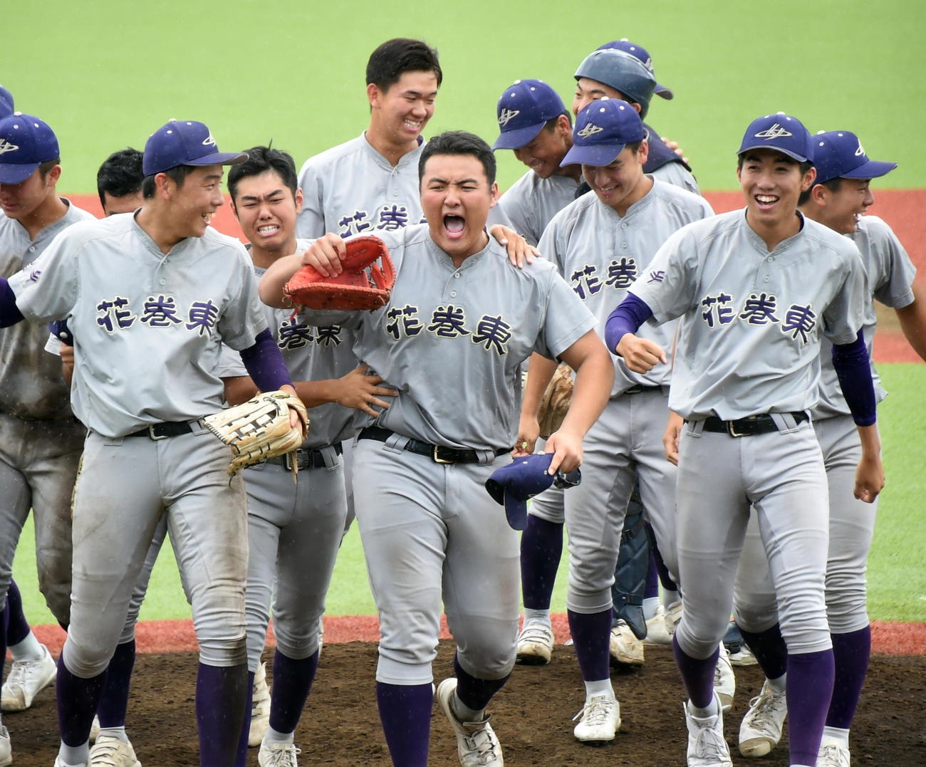 盛岡三対花巻東　4年ぶり11度目の優勝を決めてマウンド上で歓喜する花巻東ナイン（撮影・山田愛斗）