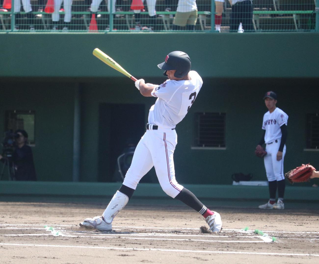 広陵対呉港　1回表2死、広陵の真鍋慧内野手（3年）が右中間へ先制のソロ本塁打を放つ（撮影・林亮佑）