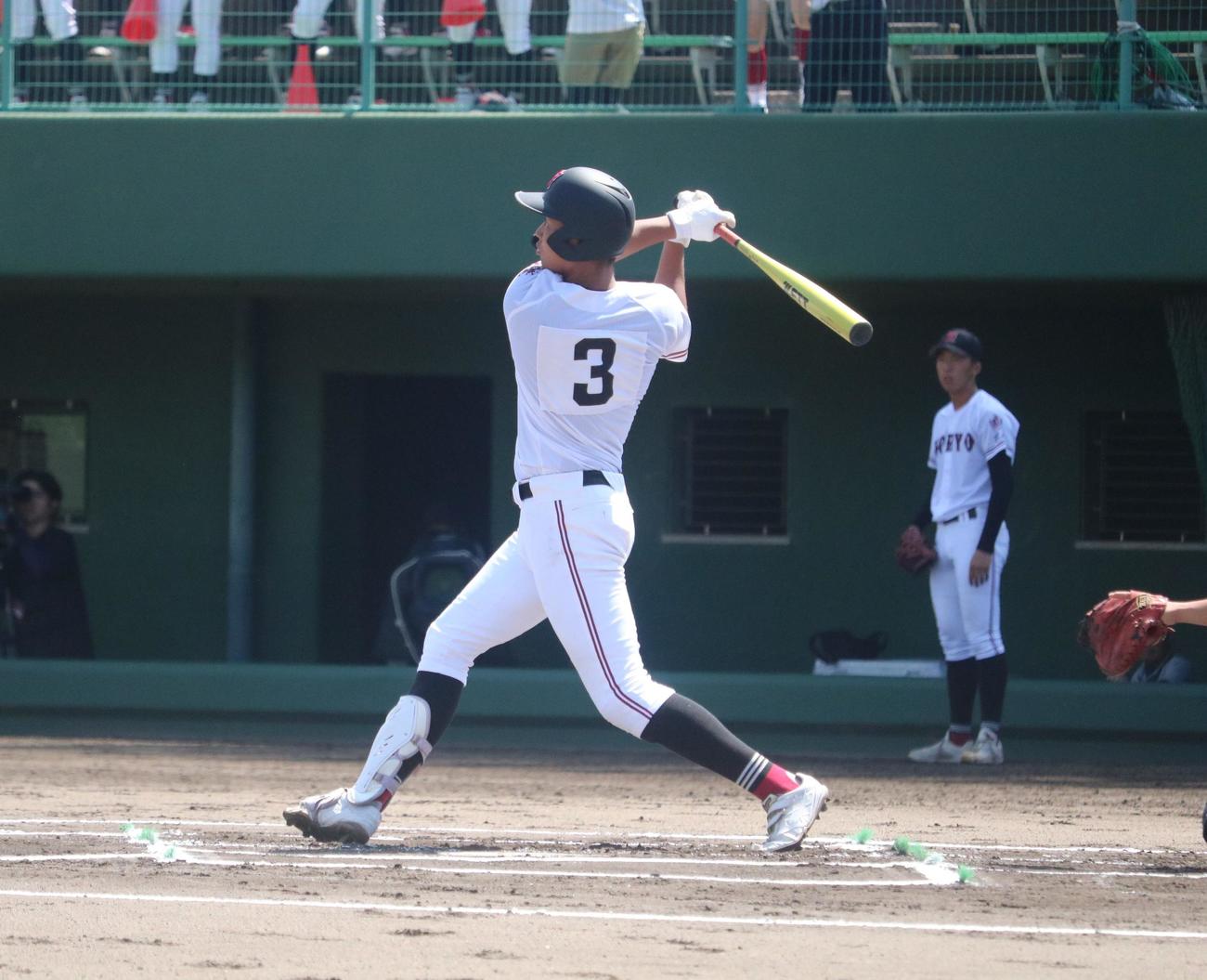 広陵対呉港　1回表2死、広陵の真鍋慧内野手（3年）が右中間へ先制のソロ本塁打を放つ（撮影・林亮佑）