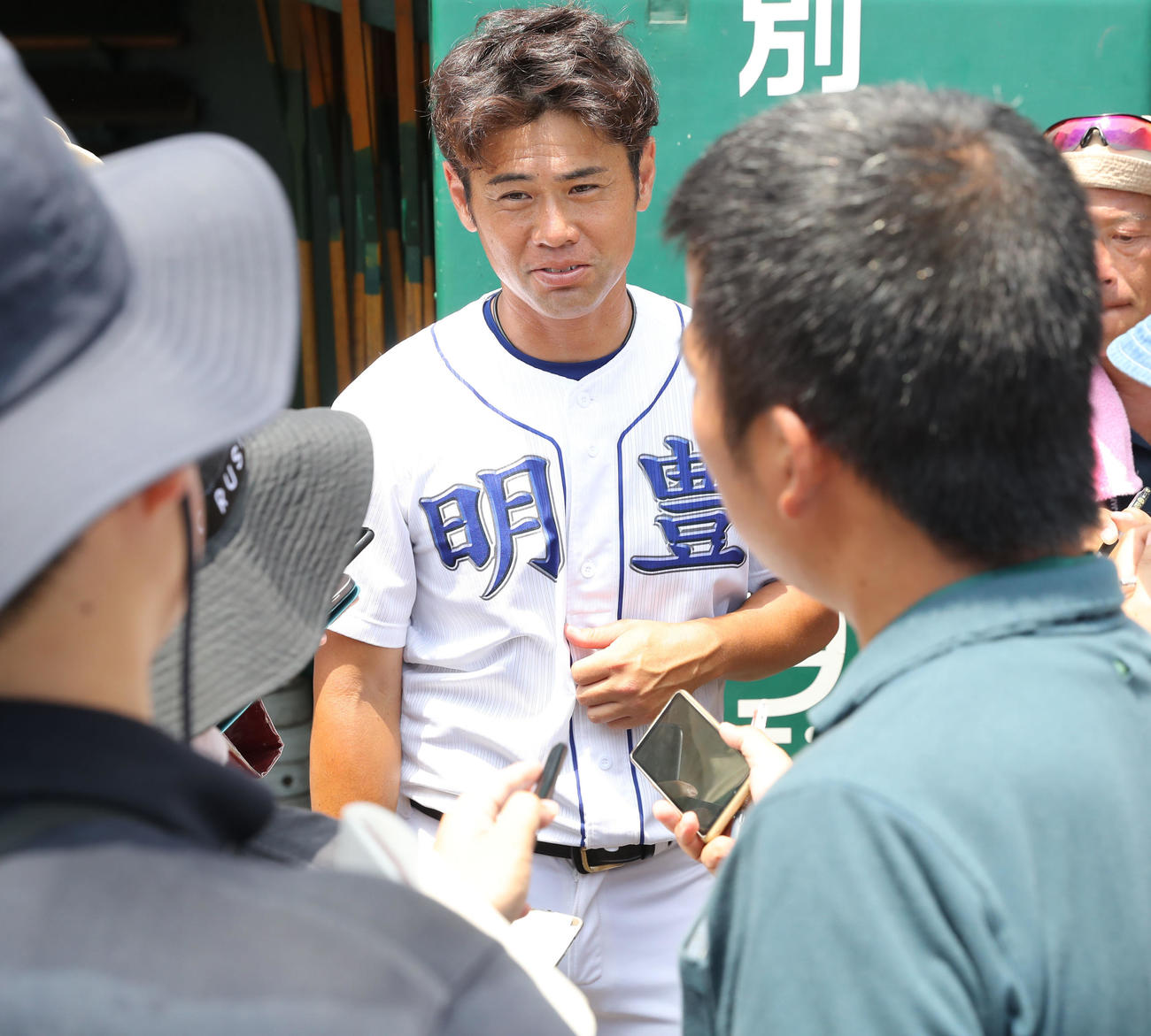 大分商業対明豊　優勝し取材を受ける川崎監督（撮影・冨田成美）