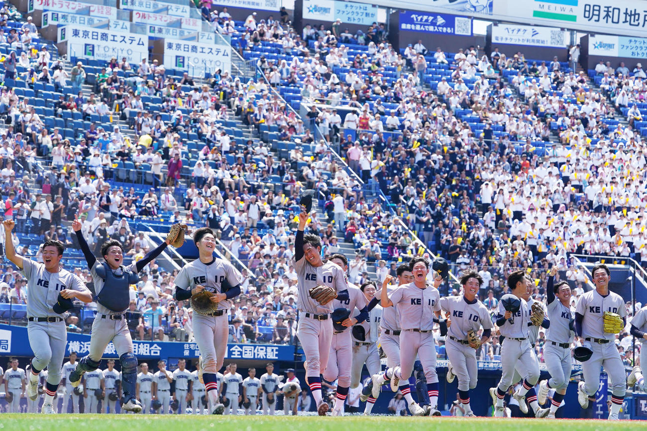 慶応対横浜　甲子園出場を果たしスタンドへ駆けだす慶応ナイン（撮影・横山健太）