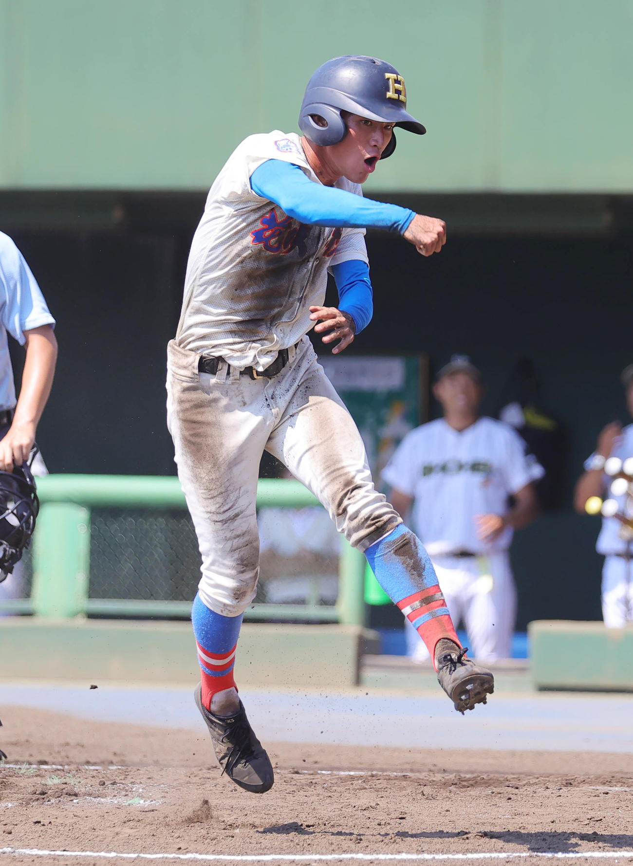 花咲徳栄対昌平　2回表花咲徳栄1死三塁、木田の一ゴロが野選を誘い生還し喜ぶ斎藤（撮影・野上伸悟）
