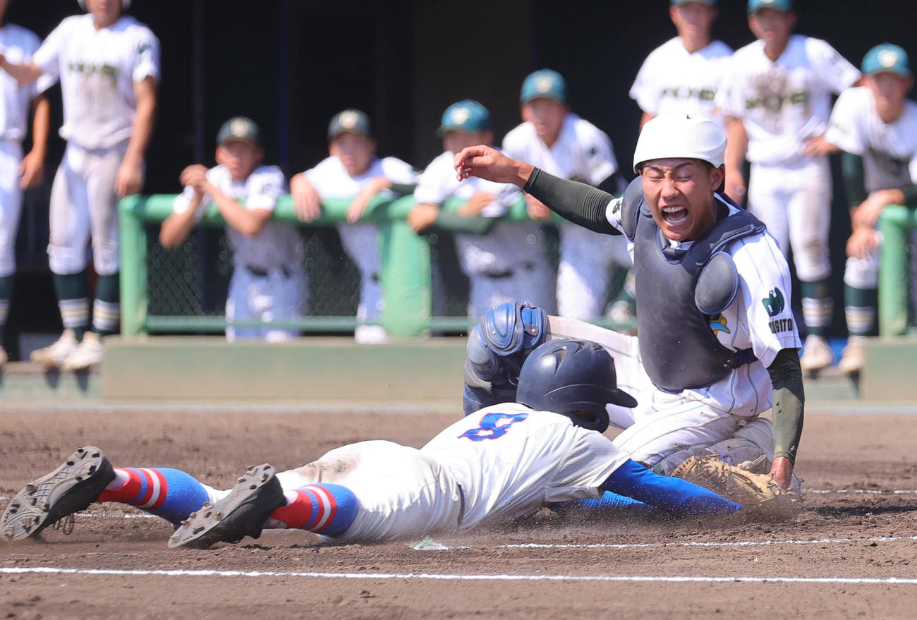 花咲徳栄対昌平　2回表花咲徳栄1死三塁、木田の一ゴロが野選を誘い生還する斎藤。捕手斎藤（撮影・野上伸悟）