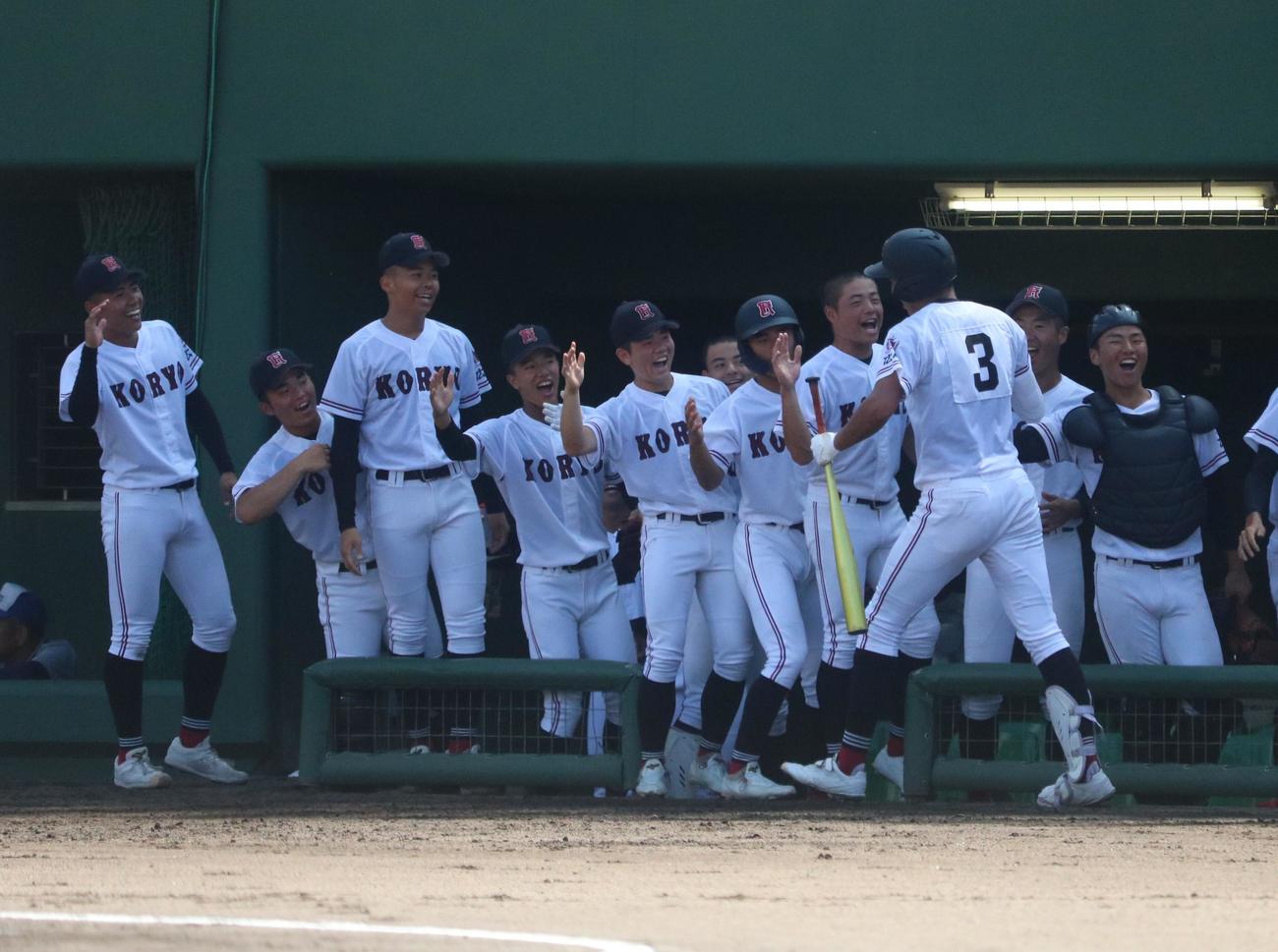 広陵対呉港　1回表2死、広陵の真鍋慧内野手（3年）が右中間へ先制のソロ本塁打を放ち、ベンチでタッチする（撮影・林亮佑）＝2023年7月26日、ぶんちゃんしまなみ球場