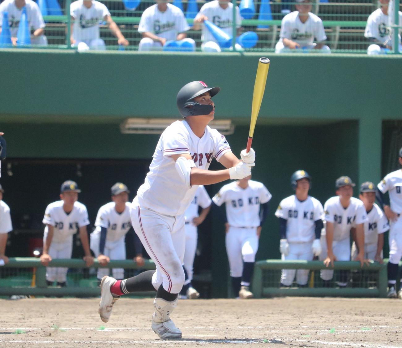 広陵対呉港　9回表無死一、三塁、広陵の真鍋慧内野手（3年）が右翼へ犠飛を放つ（撮影・林亮佑）＝2023年7月26日、ぶんちゃんしまなみ球場