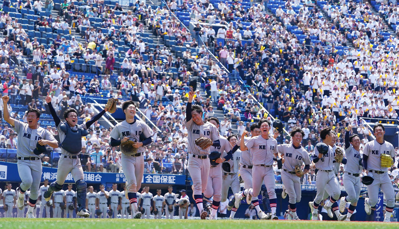 慶応対横浜　甲子園出場を果たし歓喜する慶応ナイン（撮影・横山健太）