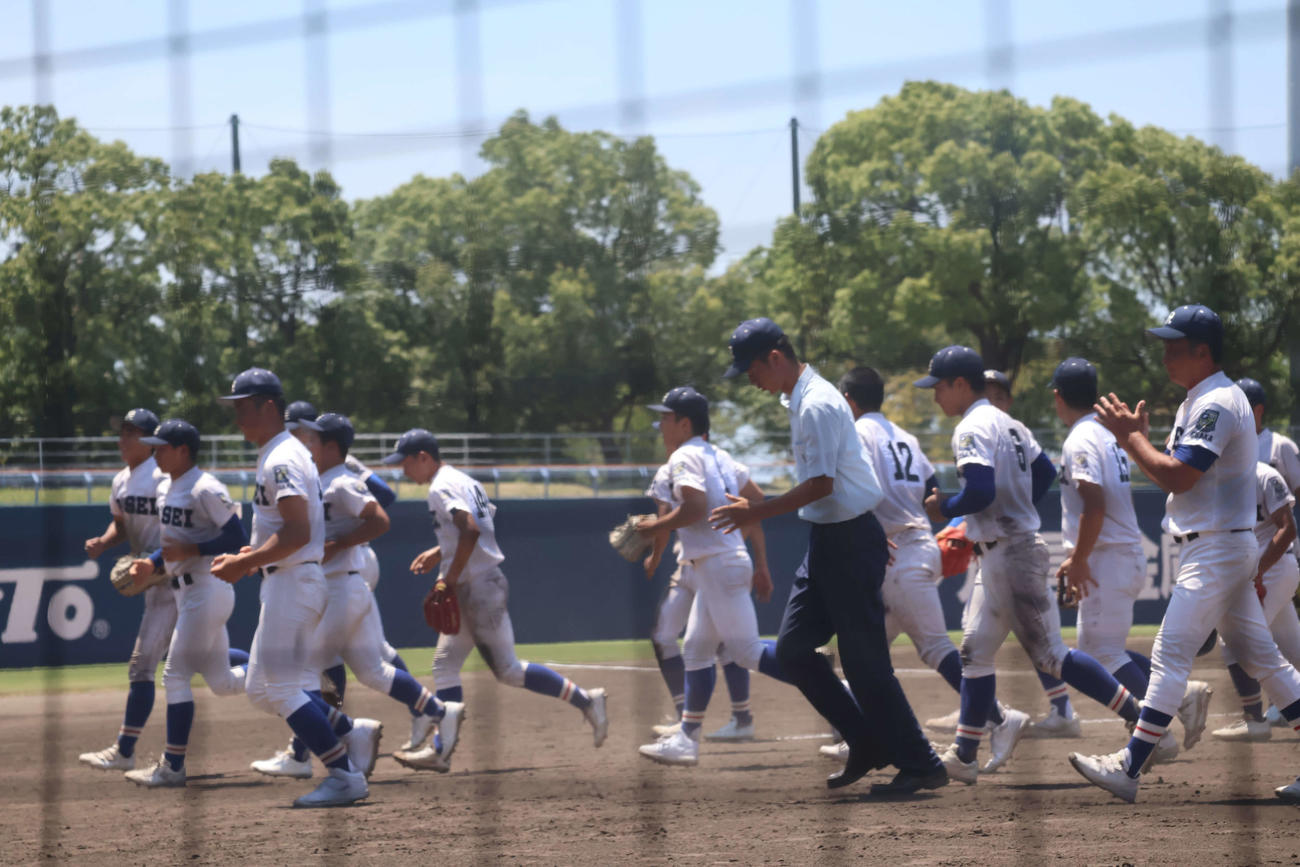 履正社対八尾　11ー0で八尾に勝利しベンチへ駆ける履正社ナイン