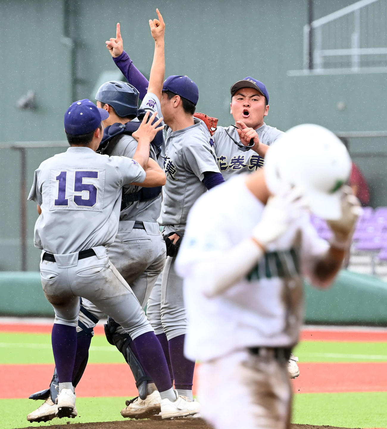 盛岡三対花巻東　優勝を飾り喜びを爆発させる花巻東・佐々木麟（撮影・たえ見朱実）