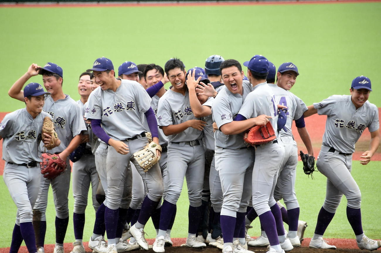 盛岡三対花巻東　4年ぶり11度目の優勝を決めてマウンド上で歓喜する花巻東ナイン（撮影・山田愛斗）