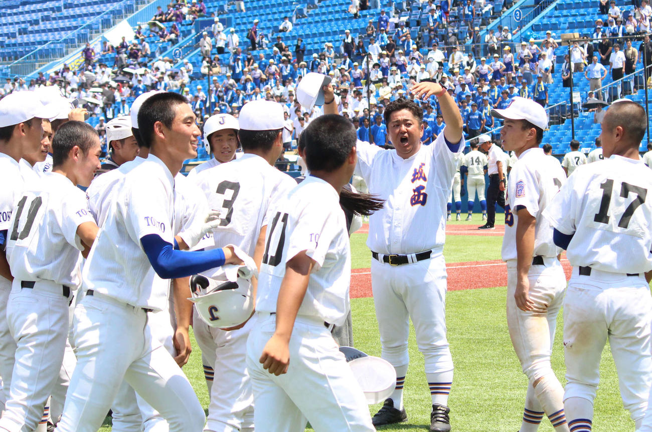 実践学園対城西　喜ぶ選手たちを集める城西・安保監督（右から3人目）（撮影・保坂恭子）
