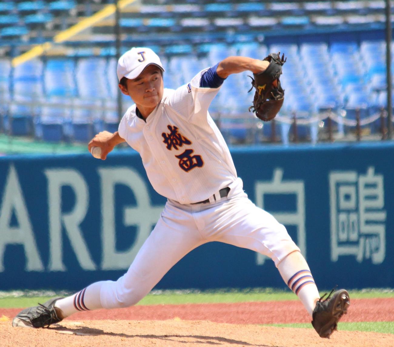 実践学園対城西　サイド気味に投げる城西・馬場（撮影・保坂恭子）