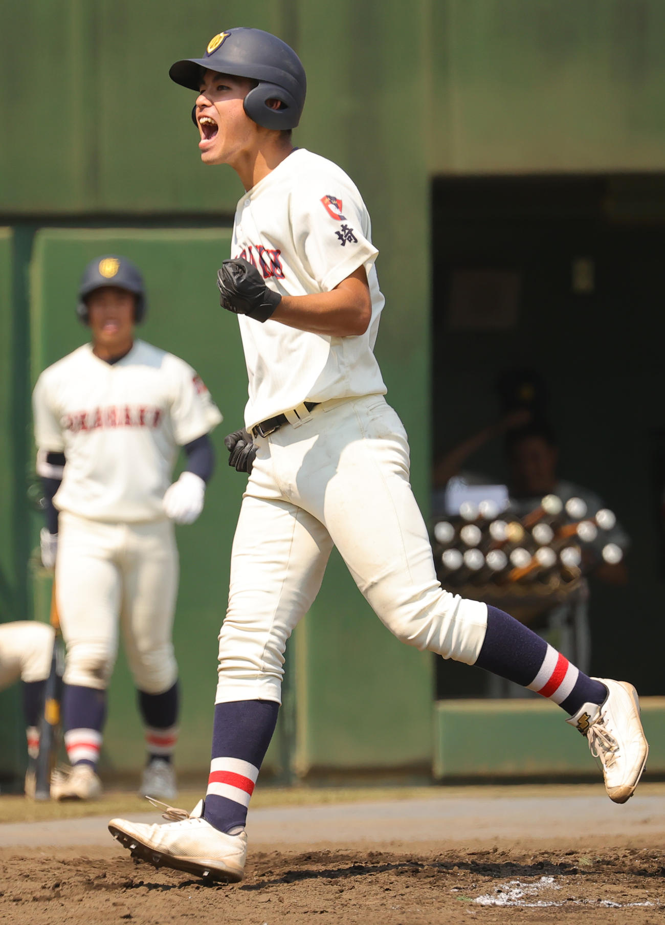 川越東対浦和学院　3回裏浦和学院1死、右越え本塁打を放ち喜ぶ喜屋武（撮影・野上伸悟）