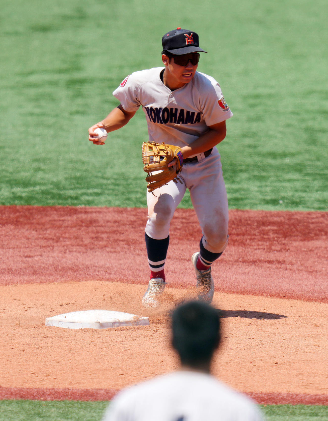 慶応対横浜　9回表慶応無死一塁、緒方は二塁を踏んで一塁へ送球したかに見えたがオールセーフの判定となる（撮影・横山健太）