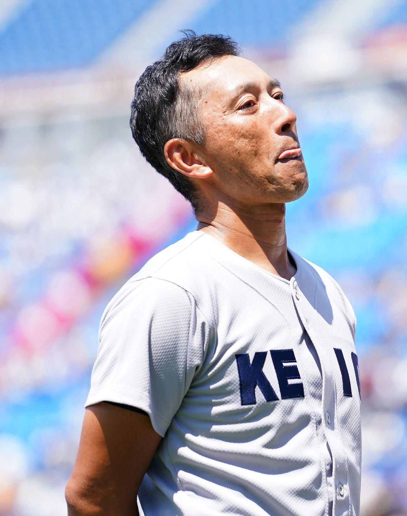 慶応対横浜　試合後のインタビューで感極まる慶応・森林監督（撮影・横山健太）