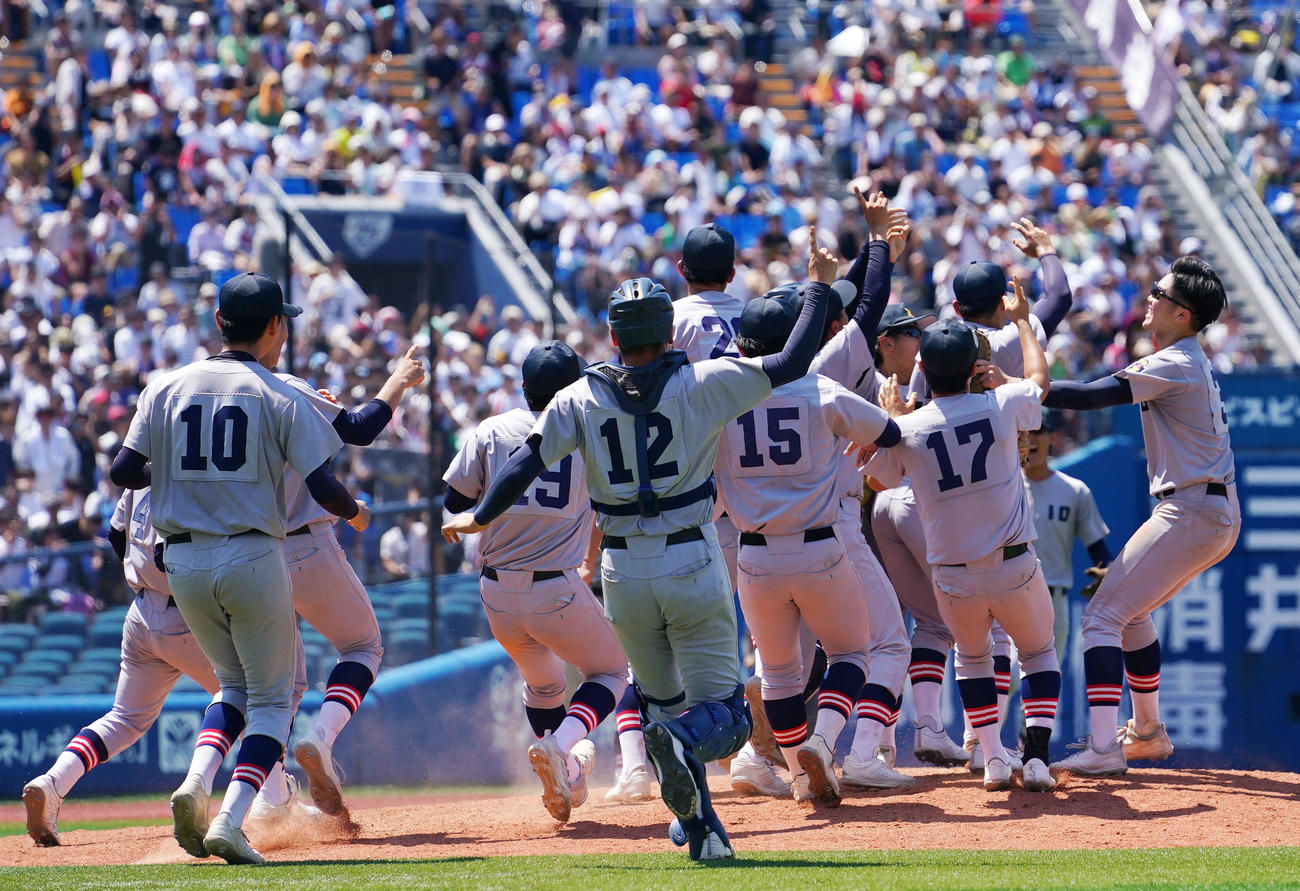 慶応対横浜　甲子園出場を果たし歓喜する慶応ナイン（撮影・横山健太）