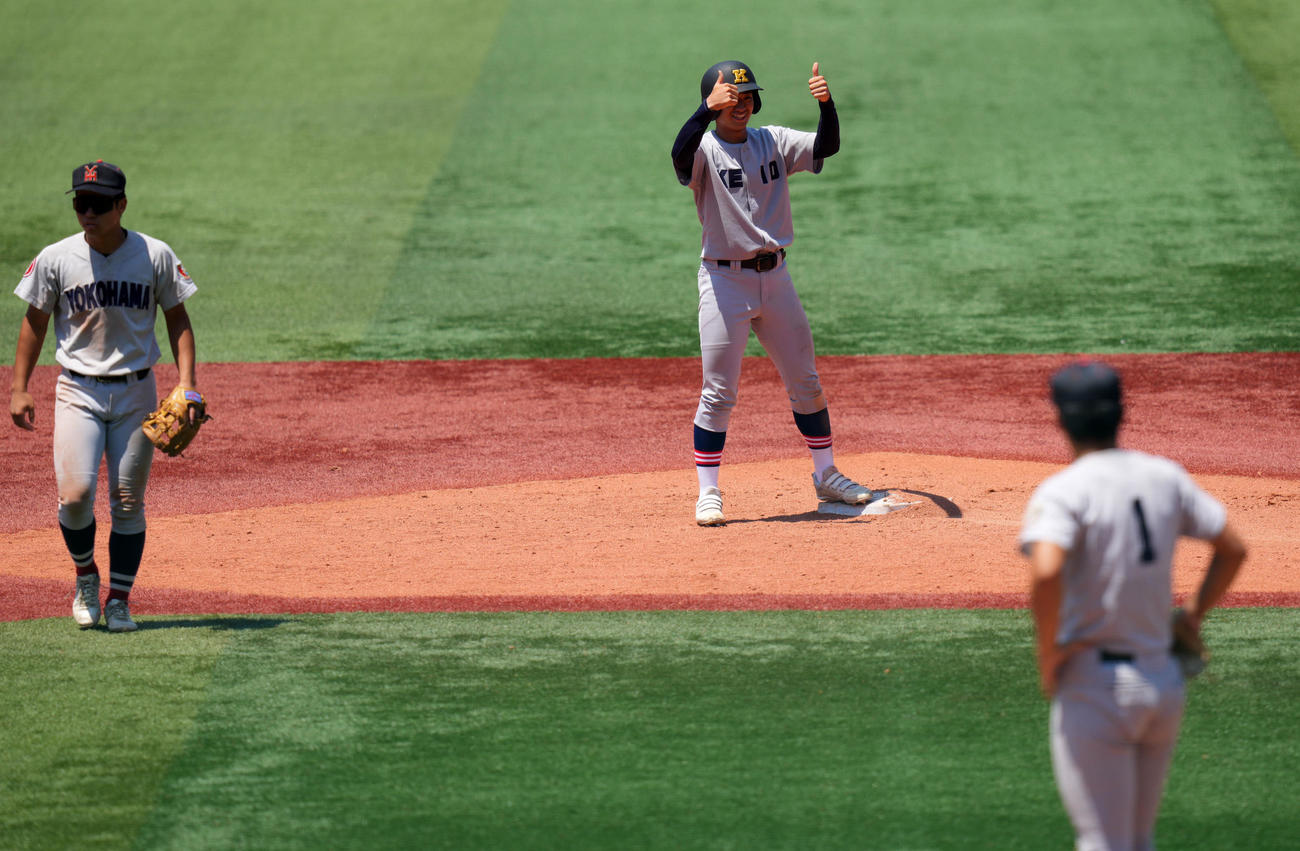 慶応対横浜　9回表慶応無死一塁、緒方は二塁を踏んで一塁へ送球したかに見えたがオールセーフの判定となる（撮影・横山健太）