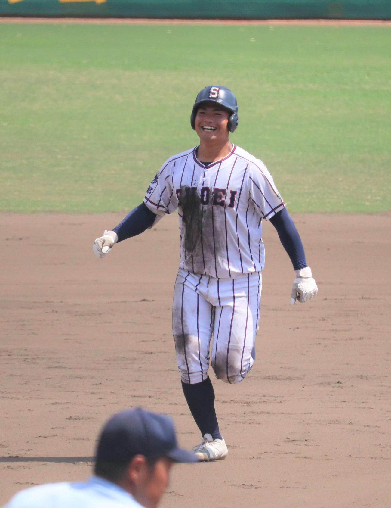 京都大会　京都翔英対立命館　8回裏二死一、二塁で中前適時打を放ちコールドを決め喜ぶ小笠原蒼内野手（3年）（撮影・松野奈音）