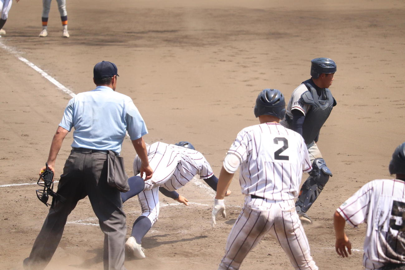 京都大会　京都翔英対立命館　7回裏一死満塁で6番藤末が右前適時打を放つ間にホームへ帰還しようとするが間に合わないと悟ったのち、相手の送球エラーでホームにヘッドスライディングをする小笠原蒼内野手（3年）（撮影・松野奈音）