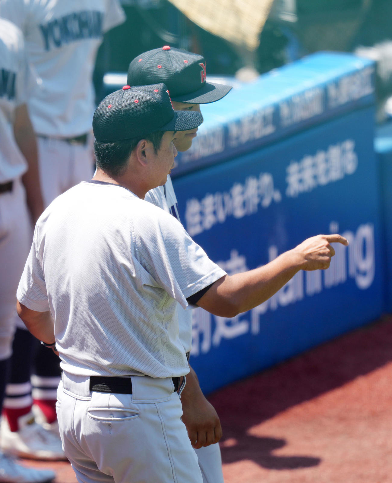 慶応対横浜　9回表慶応無死一塁、オールセーフの判定となった場面で金刺（右）を確認に向かわせる村田監督（撮影・横山健太）