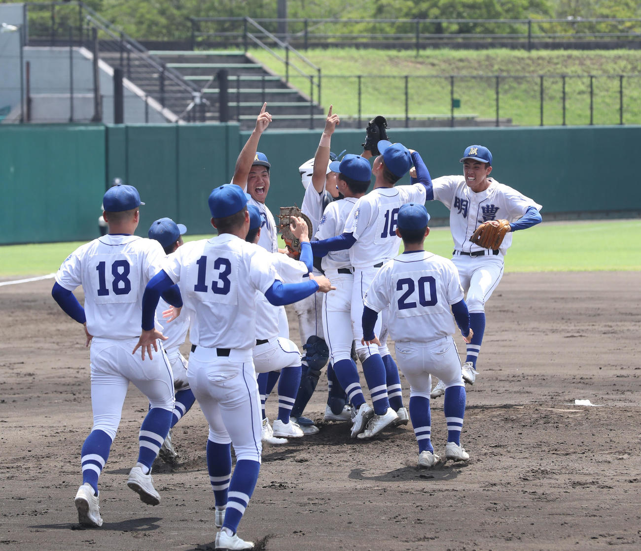 大分商業対明豊　大分商業に勝利し歓喜の輪をつくる明豊ナイン（撮影・冨田成美）