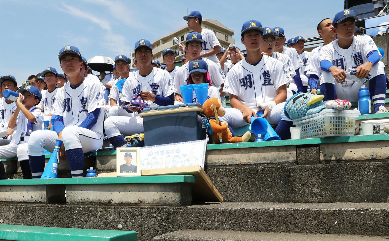 大分商業対明豊　スタンドに置かれた生前の吉川孝成さんの写真（撮影・佐藤究）