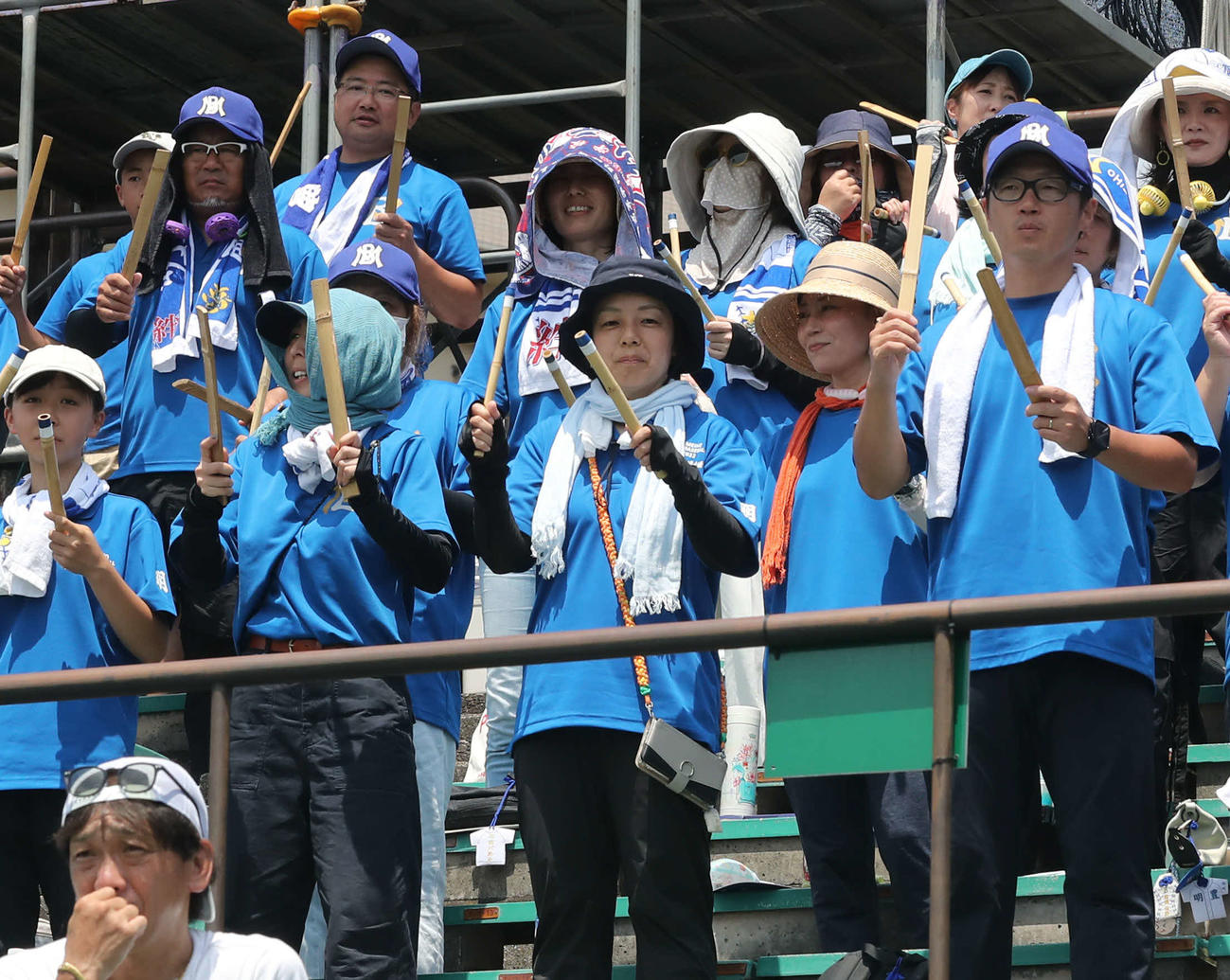 大分商業対明豊　吉川孝成さんの母久美さんがスタンドで応援する（中央）（撮影・佐藤究）