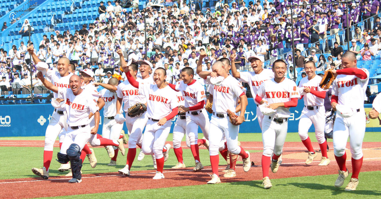 共栄学園対文京　準決勝進出を決めて喜ぶ共栄学園の選手たち（撮影・保坂恭子）