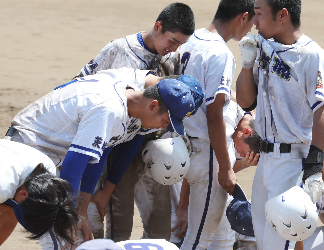 土浦日大対霞ケ浦　優勝を逃し、崩れ落ちる霞ケ浦・木村（左）ら選手たち（撮影・宮地輝）